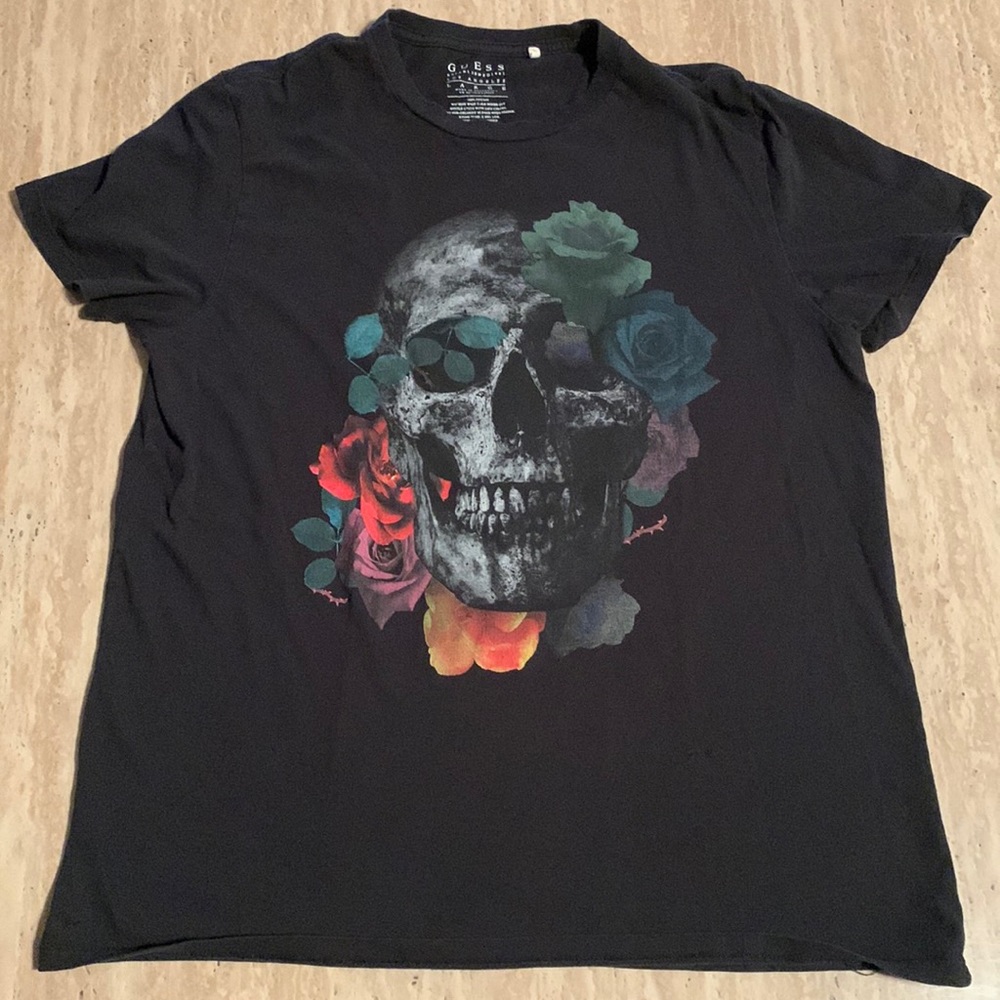 Guess - Skull Graphic s/s tee - preowned - Size Large …good shape